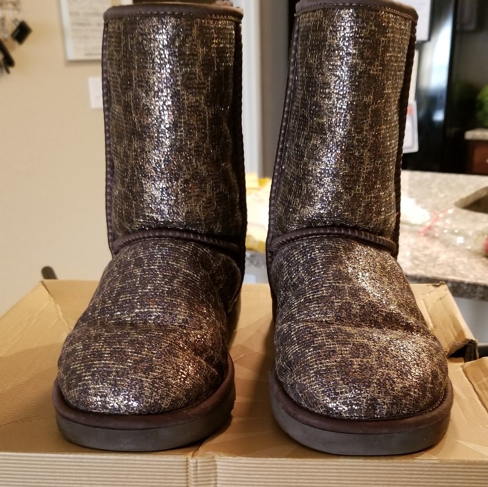 UGG SIZE 9 MINT CONDITION